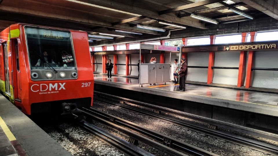 Caos en L9 del Metro por retrasos en salida de trenes en Pantitlán