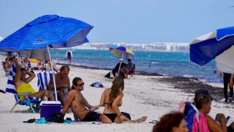 Turistas nacionales y extranjeros en la playa de Puerto Morelos.