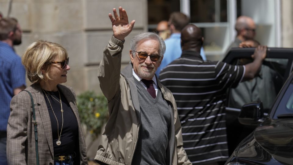 Steven Spielberg y su esposa Kate Capshaw, salen del MOCO Museum de Barcelona.