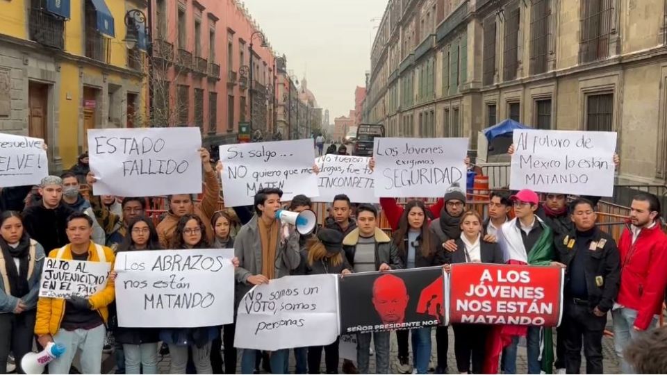 Jóvenes protestan en Palacio Nacional por la ola de muertes que este sector ha padecido recientemente.