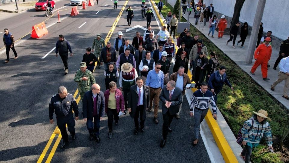 Martí Batres Guadarrama encabezando la reapertura a la circulación vial y peatonal del Eje 3 Sur Añil.
