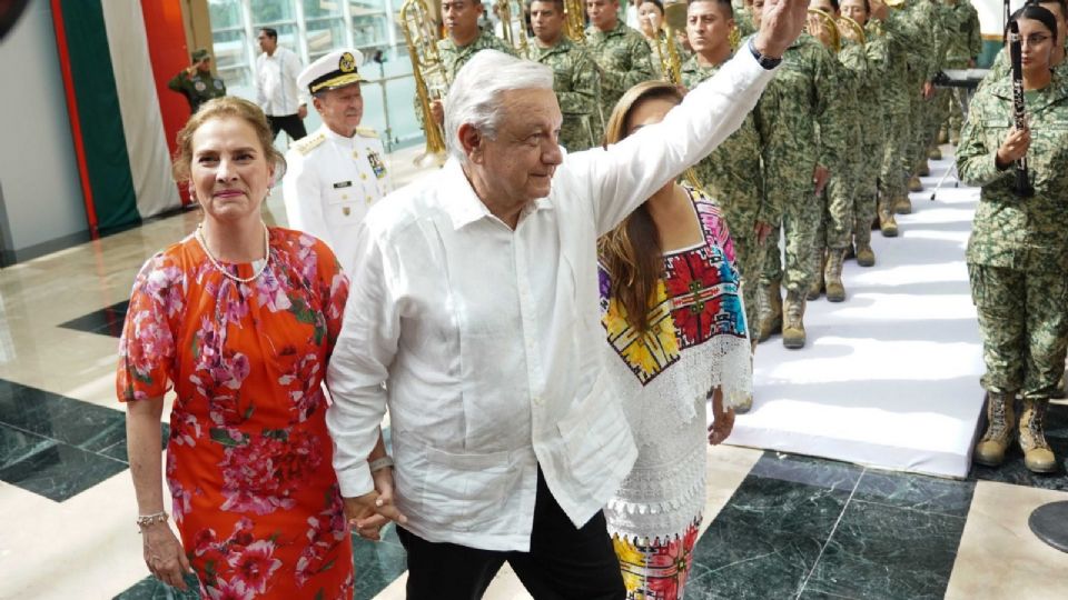 El presidente inauguró el aeropuerto ayer.