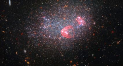 La espectacular galaxia similar a una esfera navideña que ha captado el Telescopio Espacial Hubble