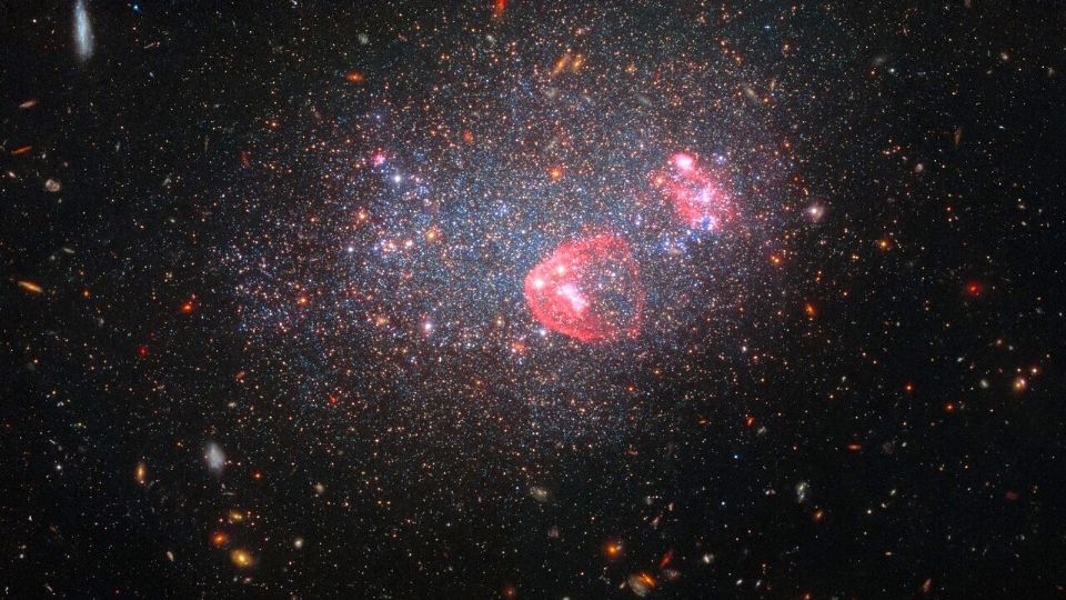 Hubble capta una galaxia similar a una brillante bola de nieve para celebrar la temporada navideña.