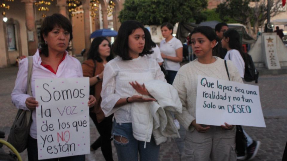 Familias de Thalía Cornejo, quien fuera asesinada junto con otros jóvenes durante una posada, marcharon para pedir justicia.