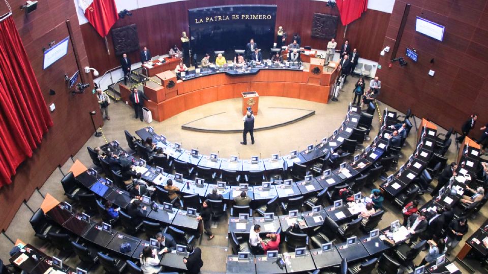 PRI y PAN en el Senado pide a AMLO que denuncie en EU señalamientos de narcofinanciamiento a su campaña electoral.