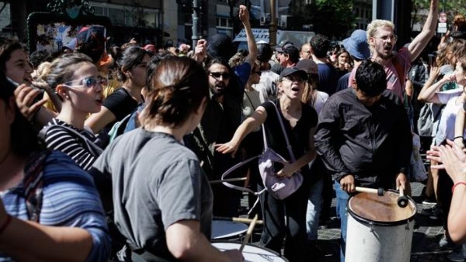 Los argentinos salen de nuevo a las calles para mostrar su descontento por el plan de choque de Javier Milei.