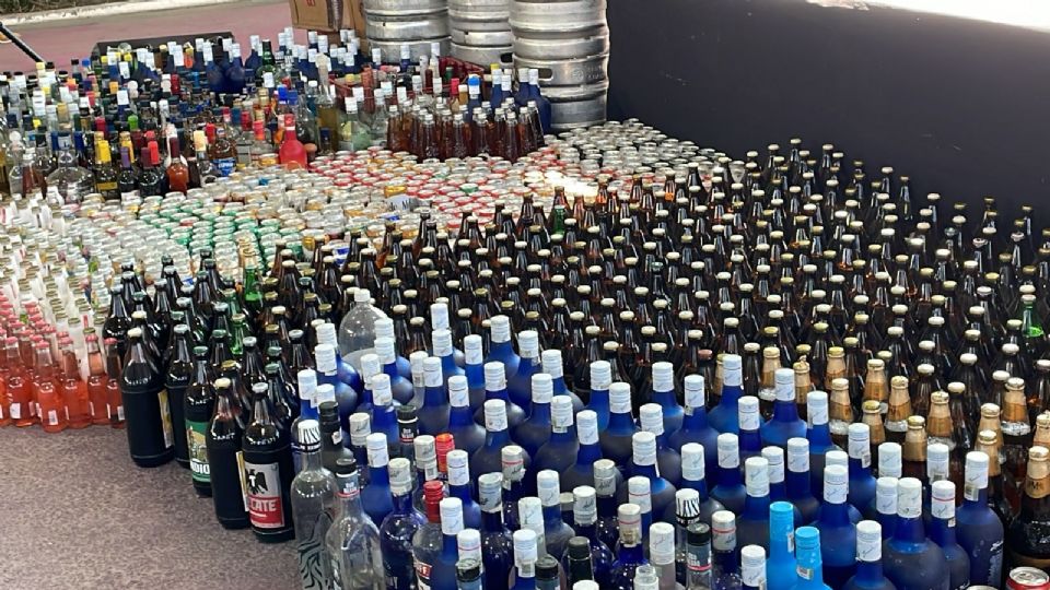 La alcaldía Iztapalapa decomisó miles de litros de cerveza y licor para que sean analizados por la UAM.