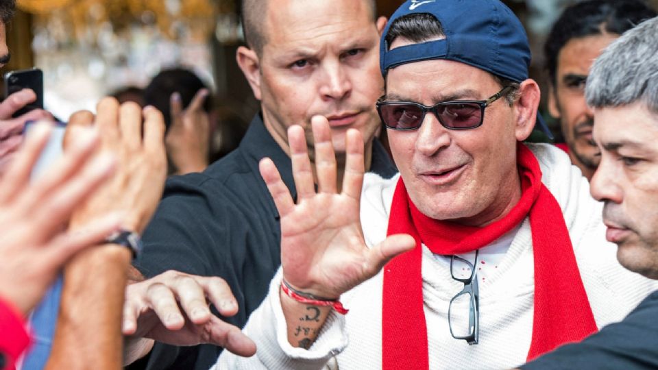 El actor estadounidense Charlie Sheen a su salida del Hotel 'La Perla' de Pamplona en 2014