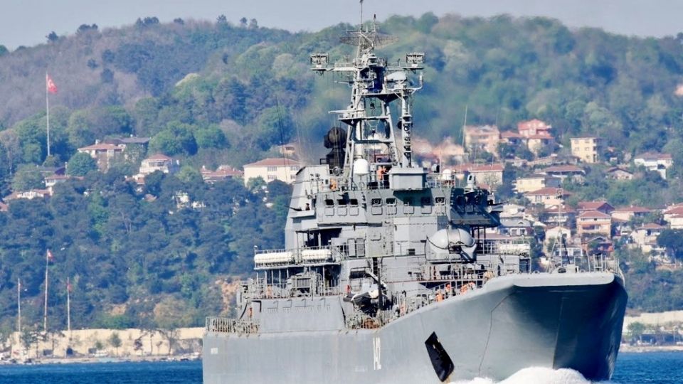 El gran buque de desembarco de la Armada rusa Novocherkassk zarpa en el Bósforo, en su camino hacia el mar Mediterráneo, en Estambul, Turquía 5 de mayo de 2021.