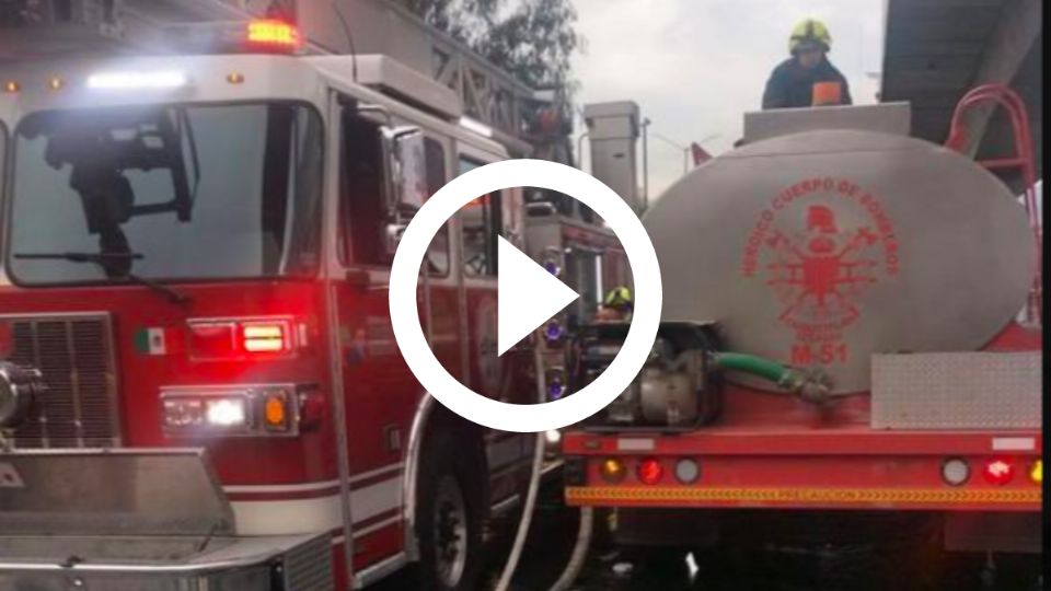 Se registra incendio en la autopista México-Querétaro en las cercanías de La Quebrada.