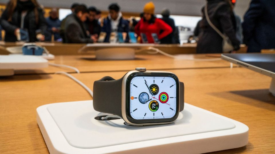 Se muestra un reloj inteligente de Apple mientras los clientes visitan la tienda Apple en Nueva York, EEUU, 26 de diciembre de 2023.