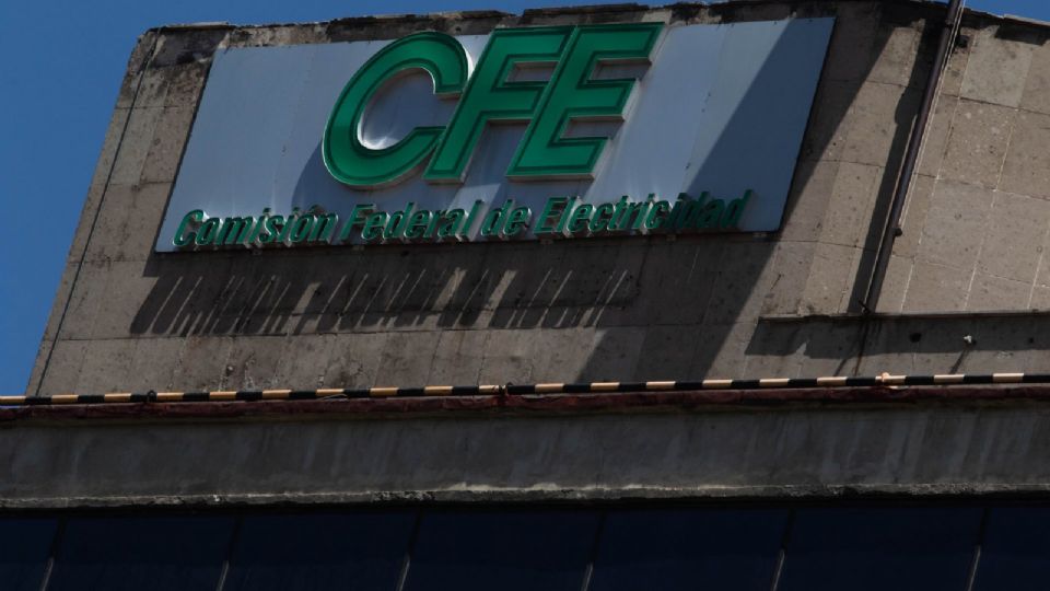 Tras el paso del Huracán ‘Otis’ CFE trabajo para restaurar torres afectadas y devolver el servicio a los guerrerenses.