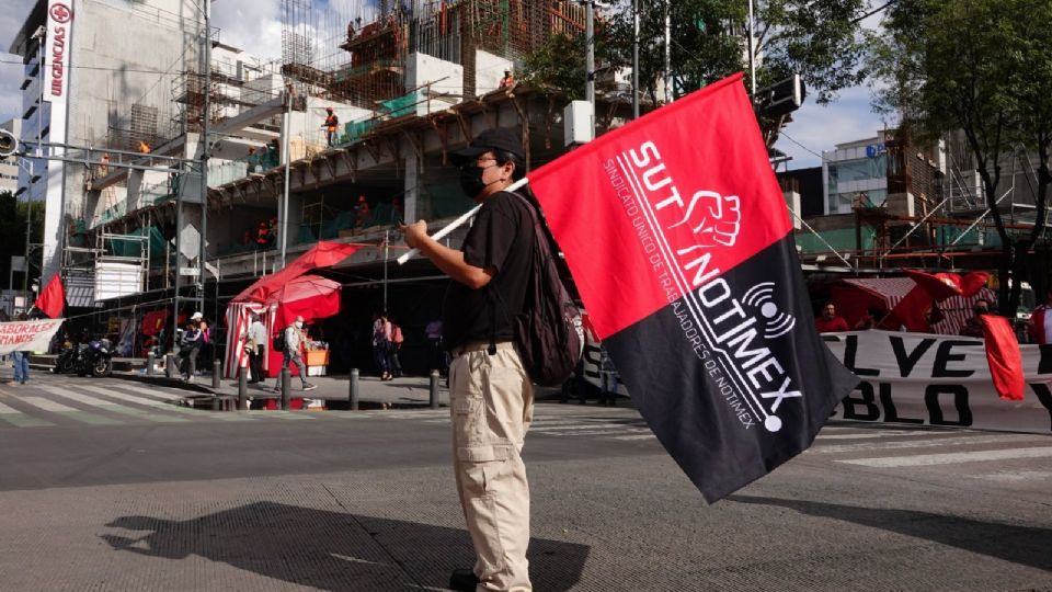 Integrantes del Sindicato Único de Trabajadores de Notimex durante bloqueo.