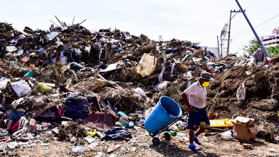 Toneladas de basura se han producido en el puerto de Acapulco desde el paso del huracán Otis.