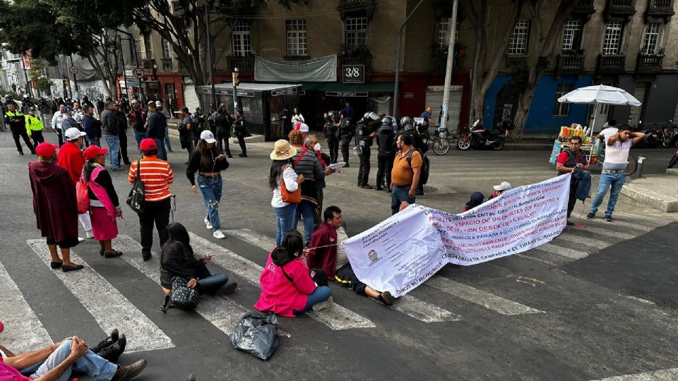 Comerciantes bloquean avenida Chapultepec en ambos sentidos