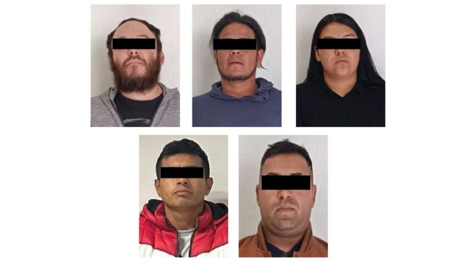 Los oficiales detuvieron a tres hombres y a una mujer de 40, 27, 25 y 19 años de edad.