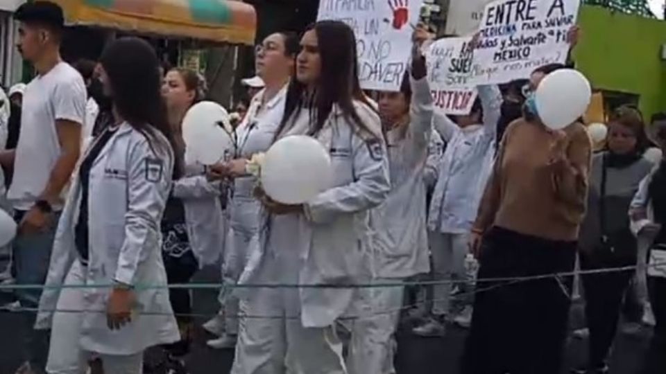 Estudiantes de medicina marcharon en Celaya para protestar por el asesinato de sus compañeros.