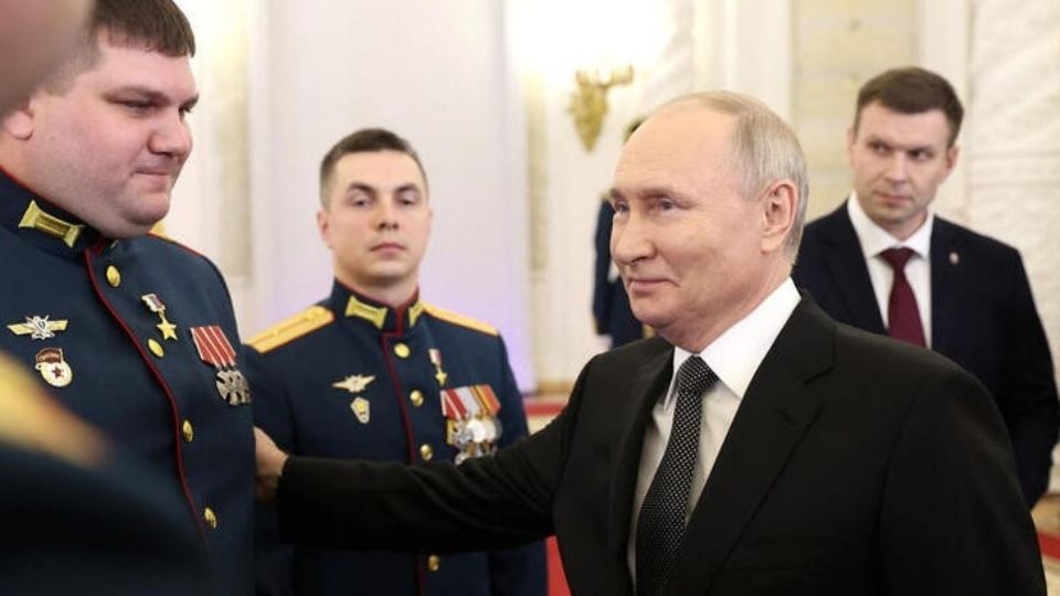 El presidente ruso, Vladimir Putin, asiste a una ceremonia de premiación de militares en el Salón de San Jorge del Gran Palacio del Kremlin, Moscú, Rusia.