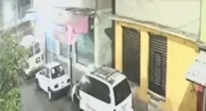 Sujeto rocía gasolina en una camioneta y se prende a sí mismo al encenderla: VIDEO
