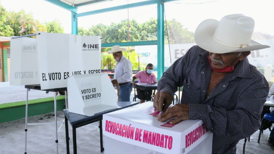 Un ciudadano participando en elecciones.