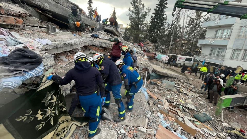 Rescatistas de Semar y equipo turco rescatan a niña de 8 años