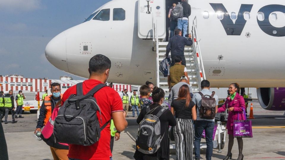 Pasajeros abordan avión.