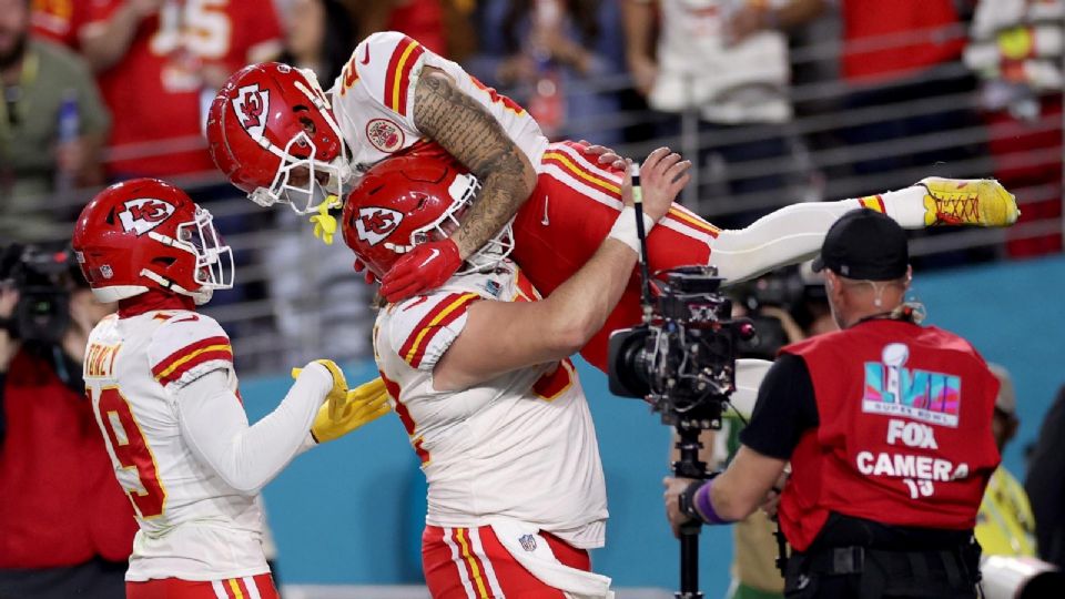 Kansas City se impone 38-35 en el Super Bowl