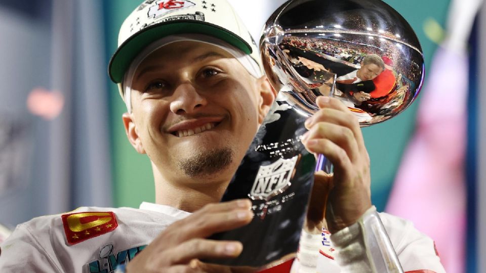 El capitán de los Kansas City Chiefs, Patrick Mahomes, celebra con el Trofeo Vince Lombardi