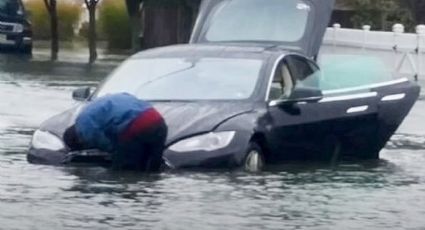 Con 900 kilos de arroz, influencer trata de reparar auto dañado en inundación ¿funcionó? | VIDEO