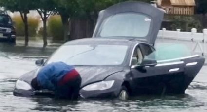 Con 900 kilos de arroz, influencer trata de reparar auto dañado en inundación ¿funcionó? | VIDEO