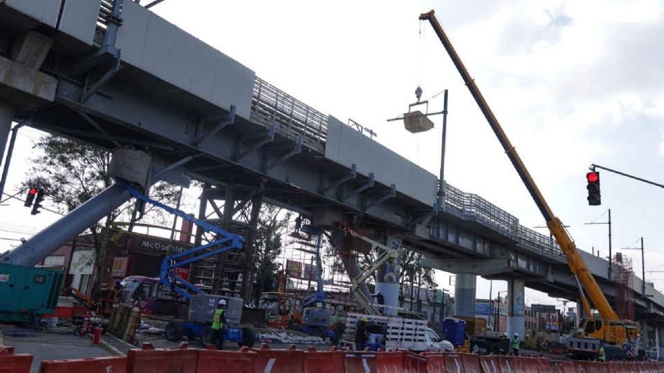 Trabajadores de obra continúan soldando y reforzando la nueva trabe.