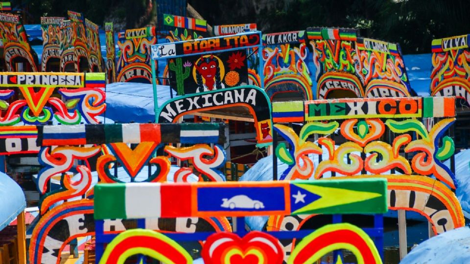 Buscan regular la práctica de kayak en los canales de Xochimilco..