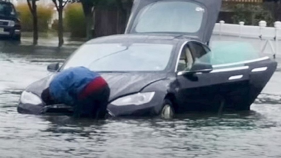 Auto dañado por inundación.