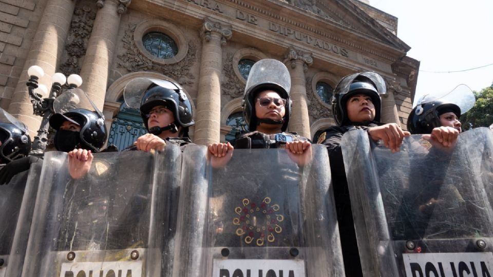 Congreso de CDMX durante protesta de la comunidad LGBTQ+.