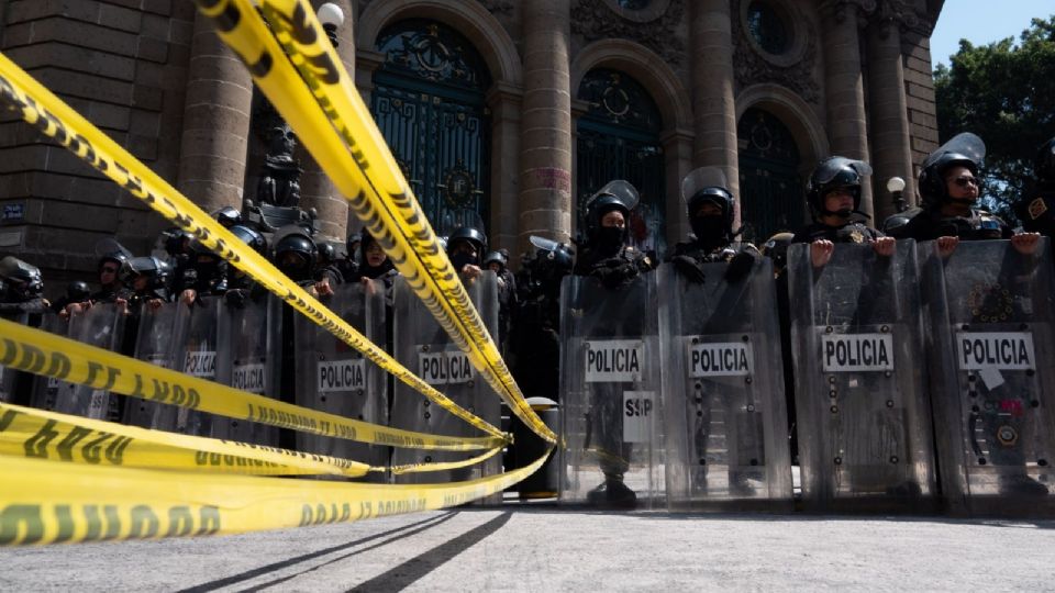 Fachada del Congreso capitalino durante manifestación de colectivos trans.