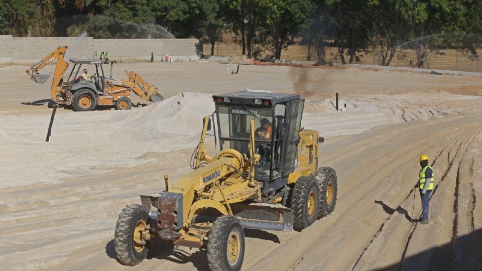 Personal contratado para la obra de la Nueva Academia de Atlas, trabaja a marchas forzadas en la construcción.