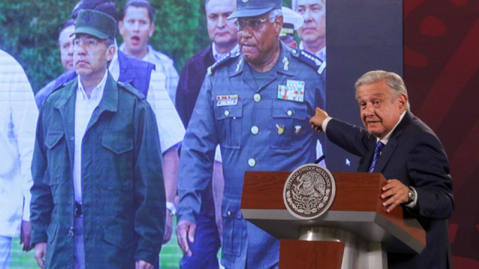 Andrés Manuel López Obrador, presidente de México, señalando una fotografía del expresidente Felipe Calderón.