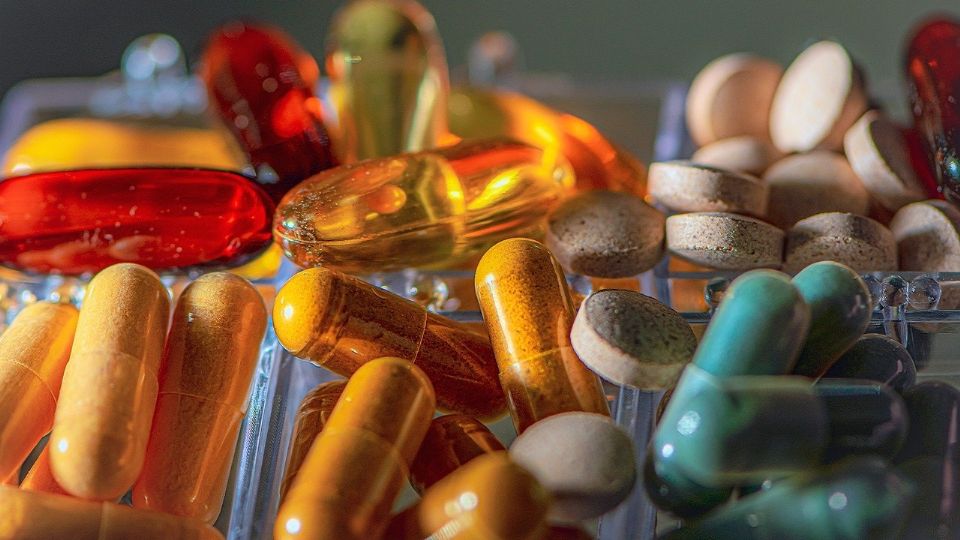 Farmacéuticas privadas no pueden con la demanda de medicamentos.