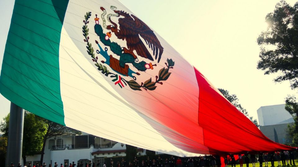 Izamiento de Bandera por parte de la Defensa Nacional en el Campo Militar Marte.