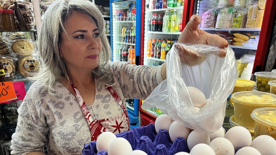 Fernanda Márquez, comerciante de huevo durante su jornada laboral.