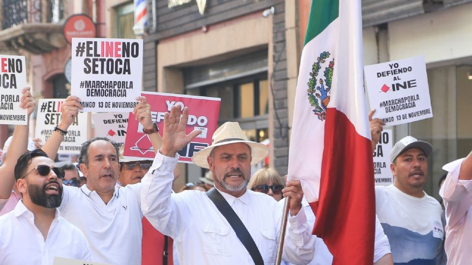 Personas marchan en la capital a favor del INE.