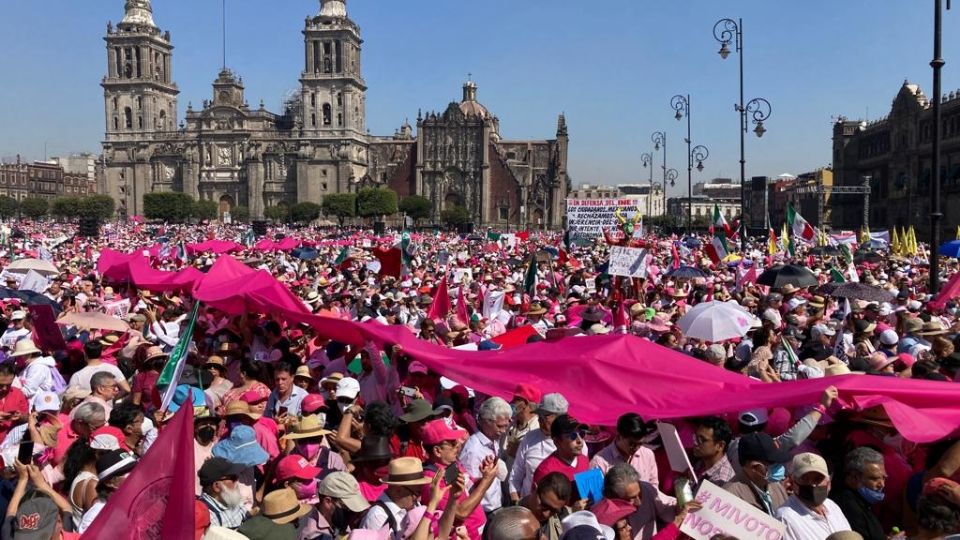 Desde antes de las 8 de la mañana, comenzaron a llegar los primeros grupos de personas al Zócalo capitalino.