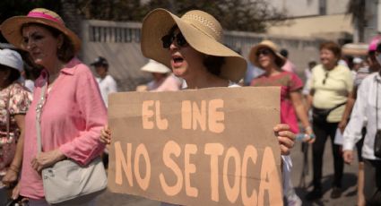 Centenar de mexicanos protesta en defensa del INE en España