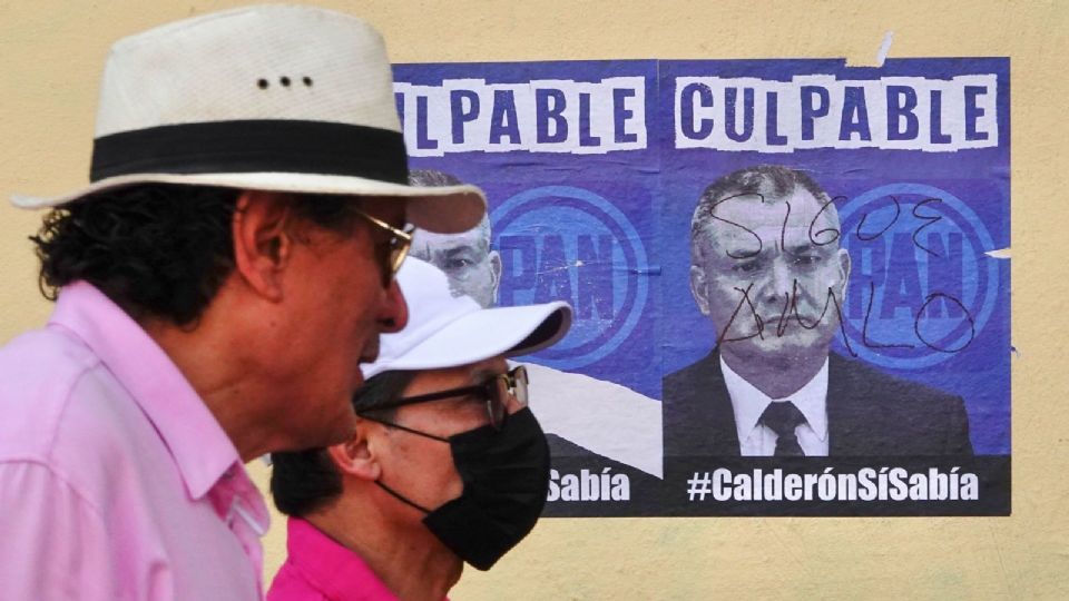 Carteles de Genaro García Luna, exsecretario de Seguridad Pública, se hicieron presentes este domingo en el Zócalo.