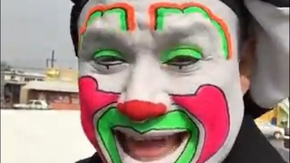 El payaso decidió bajar a su participante para evitar problemas.