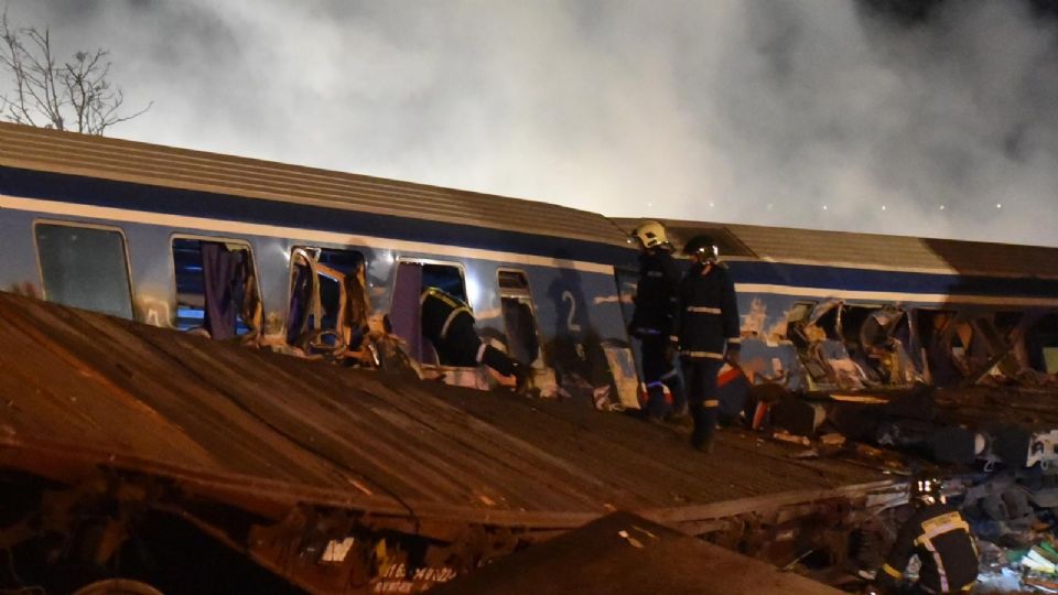 Se informa que en el tren de pasajeros iban a bordo 350 personas, según informaron autoridades locales.