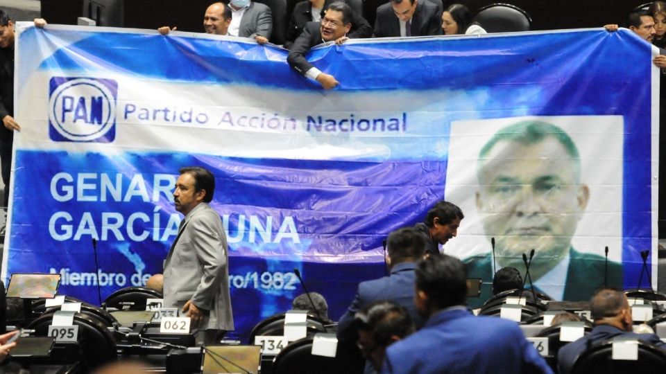 Cartel de Genaro García Luna en la Cámara de Diputados.