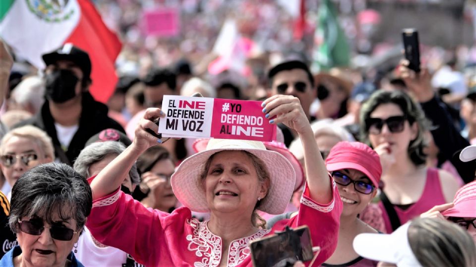 Cientos de mexicanos protestaron en contra de la reforma electoral.