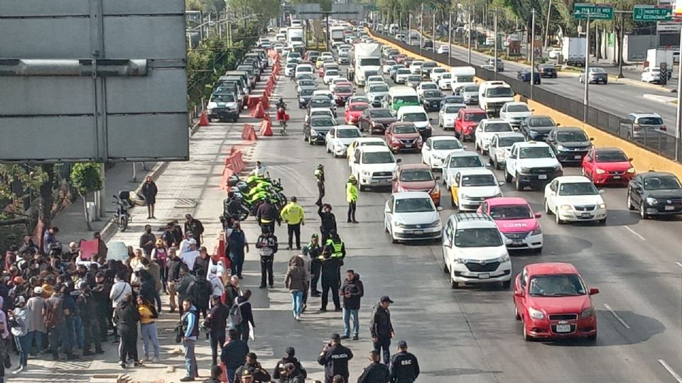 Ex trabajadores al servicios del Estado Mexicano, agrupados en diversas organizaciones, realizan una manifestación por el AICM.
